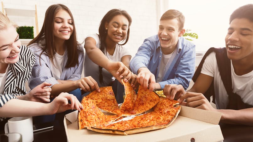 adolescents partageant une pizza