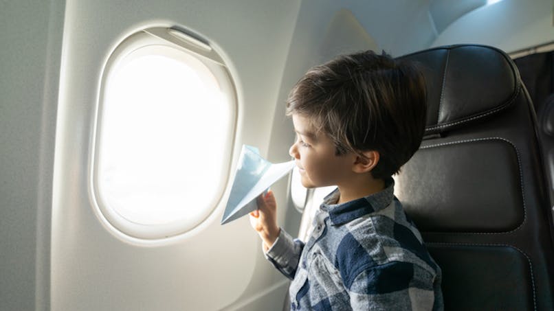 Enfant avion seul 