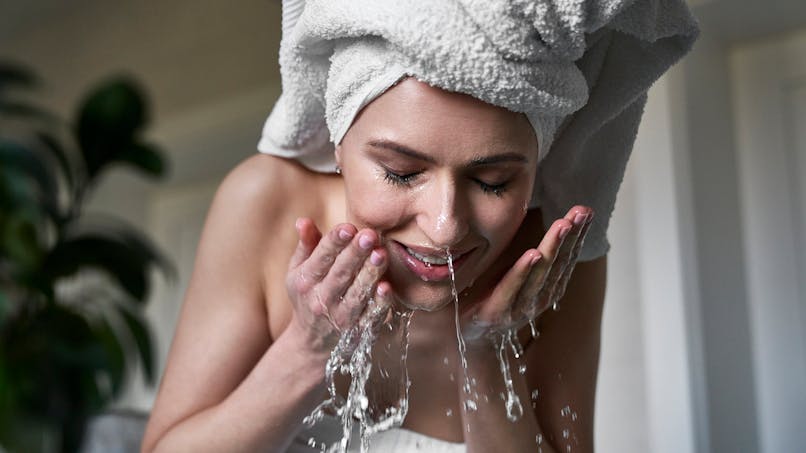 femme se lavant le visage