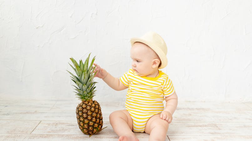 bébé avec ananas