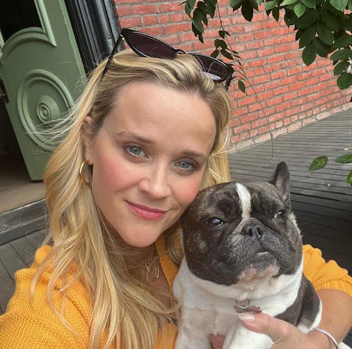 Reese Witherspoon avec son chien. 