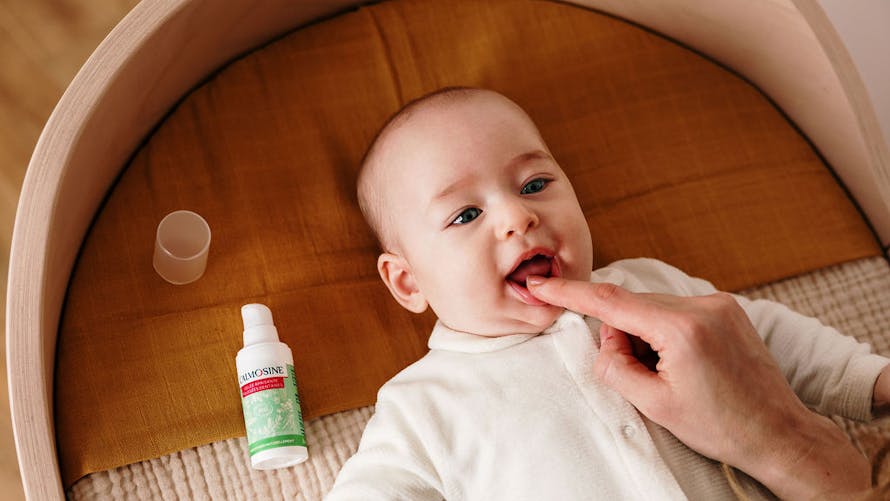 Poussées dentaires : des gestes simples pour apaiser les douleurs de votre bébé