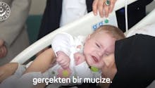 Deux mois après le séisme en Turquie, une maman retrouve son bébé (vidéo)