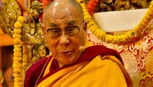 Le Dalaï-Lama demande à un enfant de lui « sucer la langue », un scandale avant des excuses