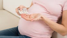 Grossesse : l'Agence nationale de sécurité du médicament alerte les femmes enceintes sur le danger de l'hydroxychloroquine
