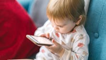Etude : les enfants de 2 ans passent près d’une heure par jour devant un écran