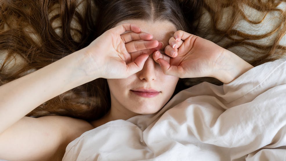 Yeux gonflés au réveil : découvrez une cause méconnue | PARENTS.fr