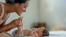Une mère sauve son bébé en remarquant une tache rouge sur sa peau