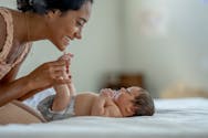 Une mère sauve son bébé en remarquant une tache rouge sur sa peau
