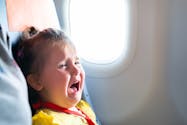A bout de nerfs à cause d’un enfant qui pleure dans l’avion, un homme brise un hublot