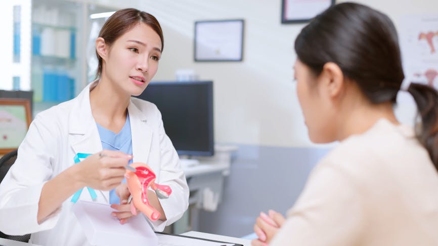 Une gynécologue explique l'anatomie de l'utérus à une patiente