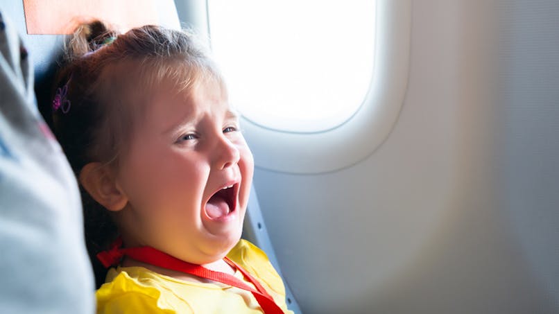 fillette pleure en avion