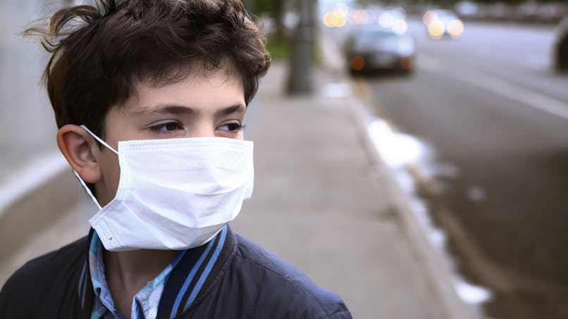 garçon portant un masque anti-pollution