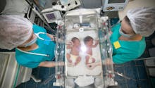 Naissance prématurée : nés à 24 semaines, des jumeaux sont restés 150 jours à l’hôpital !