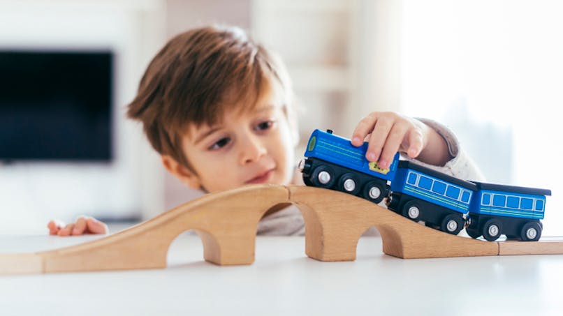 petit garçon avec un petit train