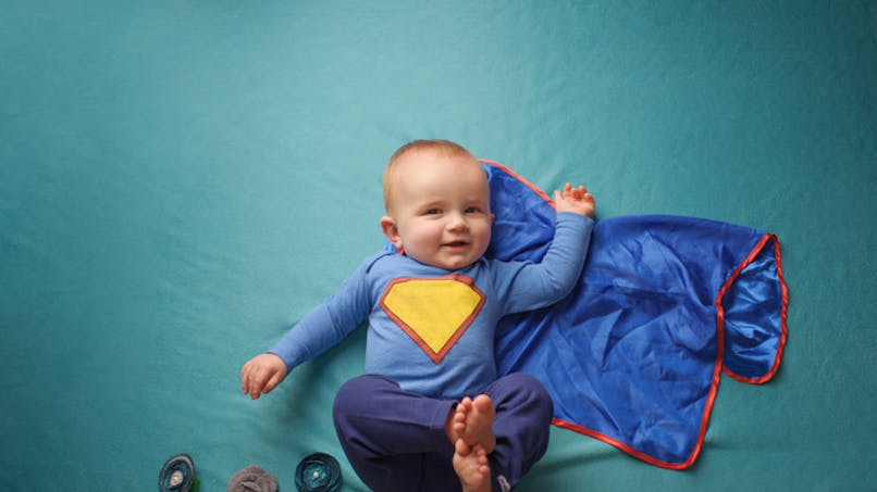 bébé habillé en Superman