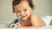 Poussées dentaires : comment soulager les dents de bébé ?