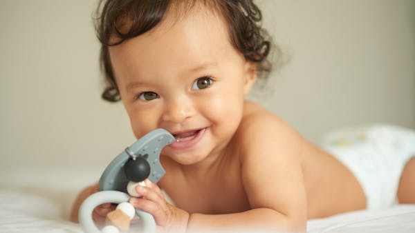 Poussées dentaires : comment soulager les dents de bébé ?