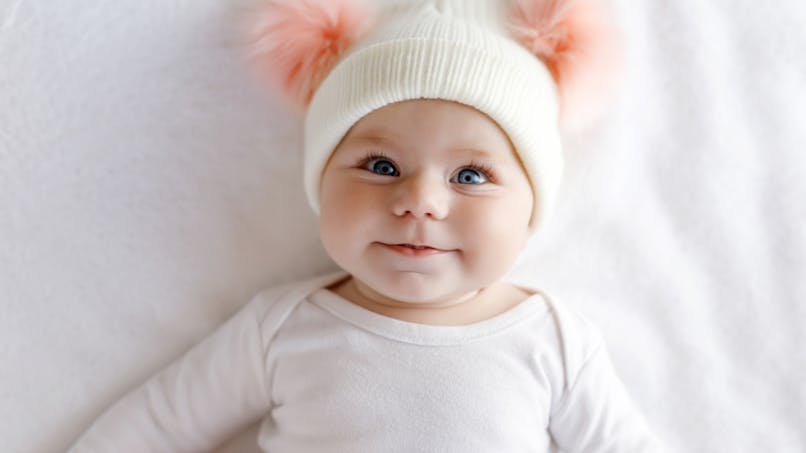 bébé portant un bonnet