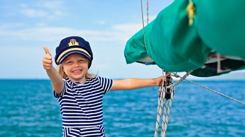 petite fille sur un bateau en mer