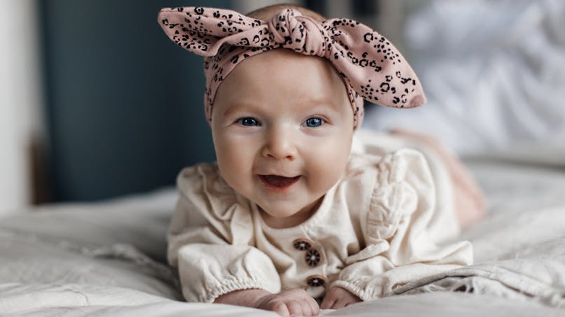 bébé avec nœud sur la tête