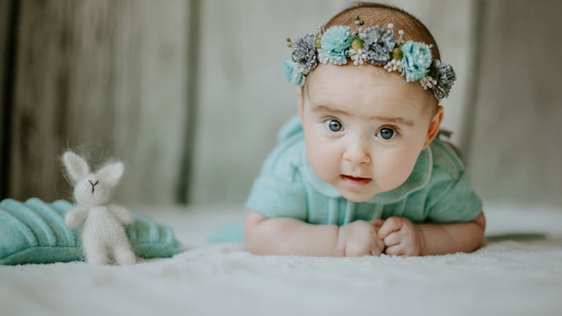 bébé avec une couronne sur la tête