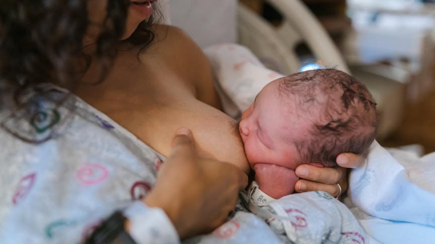 Une maman allaite son nouveau-né