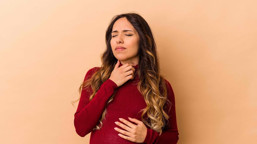 femme enceinte ayant mal à la gorge