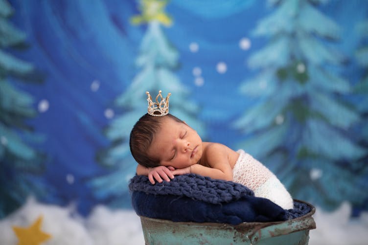 Image d'illustration d'un bébé avec une couronne