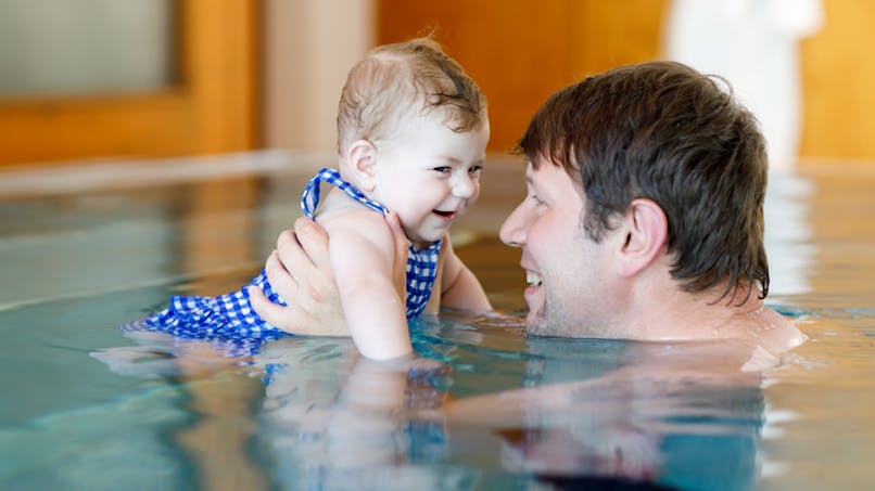 bébé avec papa à la piscine