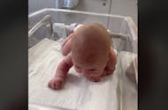 Un bébé de 3 jours se met à ramper et fait le buzz sur internet (vidéo)
