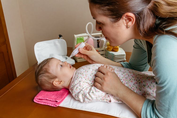 Comment laver le nez de son bébé ? 