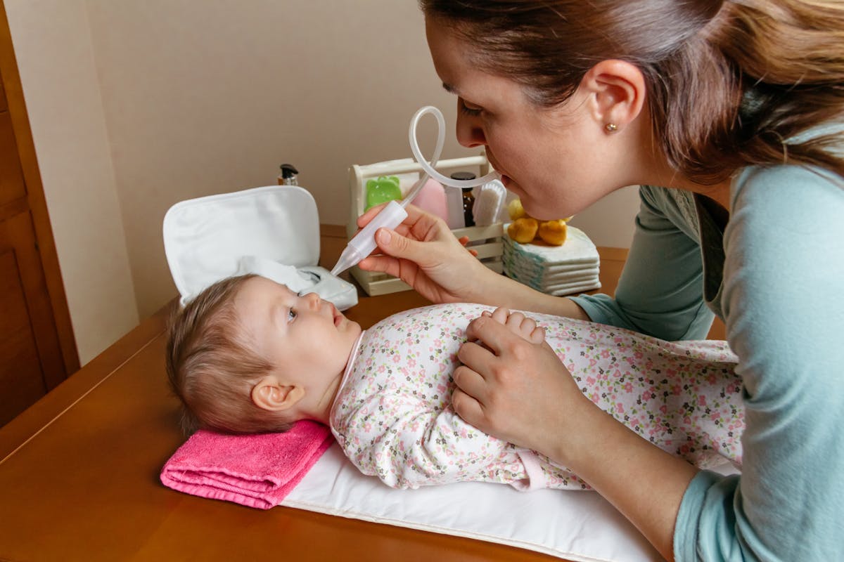 Nourrisson enrhumé : comment bien laver le nez de votre bébé ?