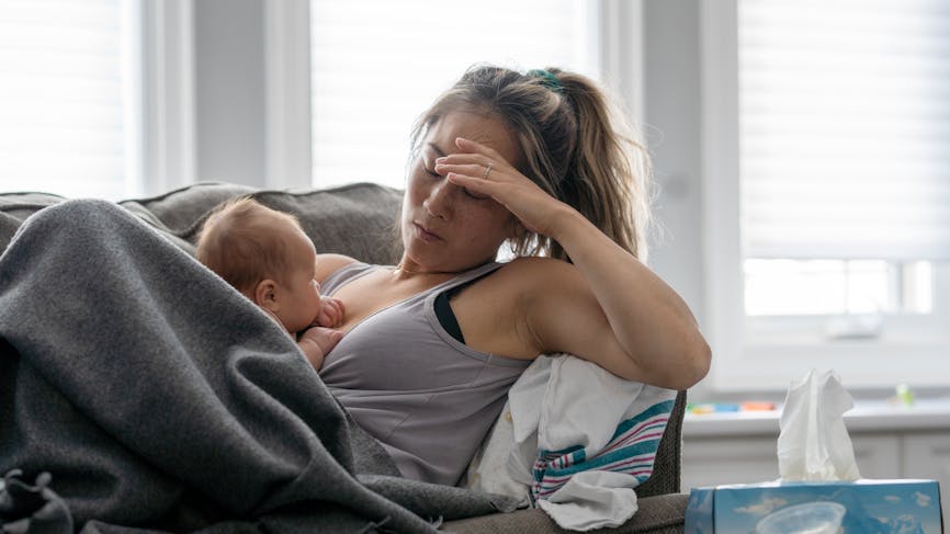 Une femme en dépression post-partum, avec son bébé 