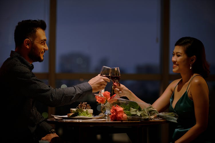 Image d'un couple au restaurant avec des verres de vin