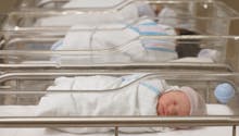 « Deux autres bébés et moi avons été échangés à la naissance » : l’incroyable témoignage