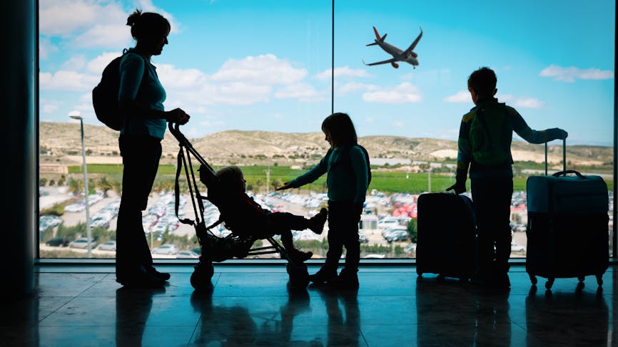 Famille dans un aéroport