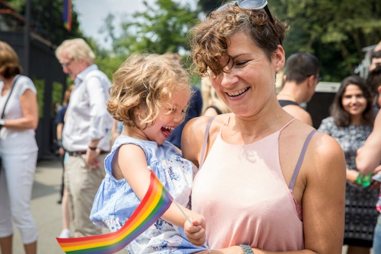 fillette avec sa maman pendant une gay pride