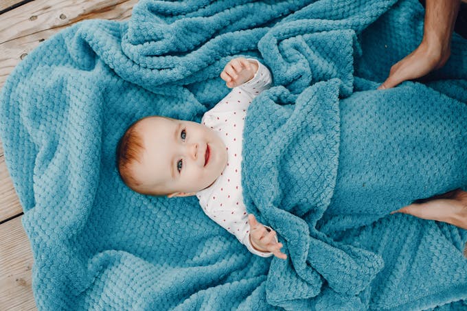 bébé sous couverture bleue