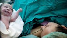 Voici pourquoi appliquer des sécrétions vaginales sur les bébés nés par césarienne est une bonne idée