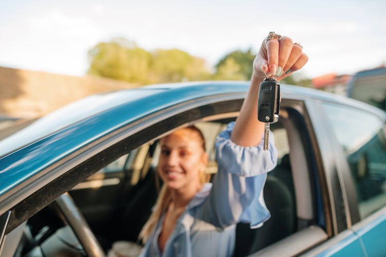 Jeune femme tenant ses clés de voiture