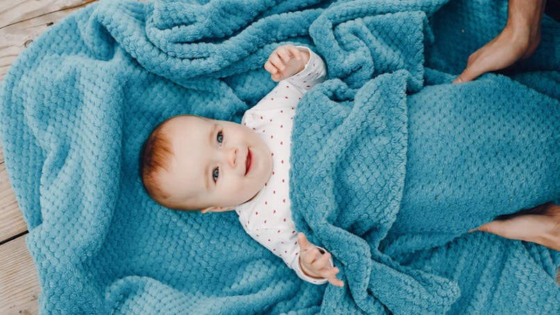 bébé sous une couverture