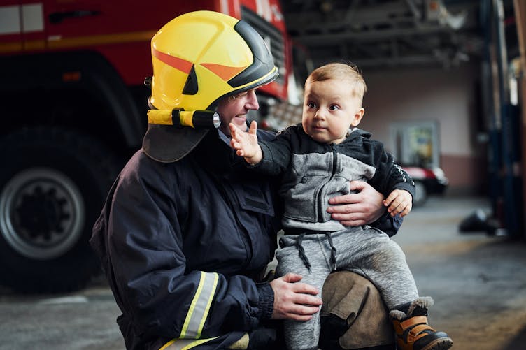 Un pompier trouve un bébé « dans une boîte » puis l’adopte 