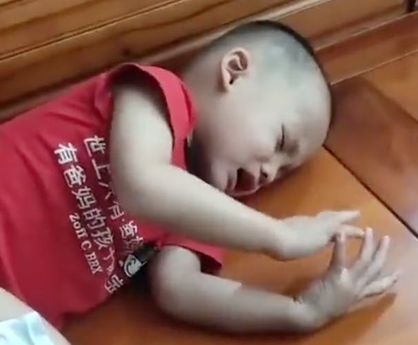 Addiction aux écrans : la vidéo virale d’un enfant mimant l’utilisation d’une tablette en dormant a-t-elle été manipulée ?