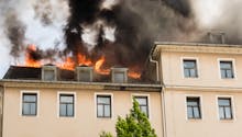 Drame : il sauve son bébé des flammes mais meurt en chutant par la fenêtre
