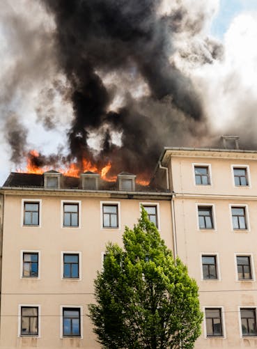 Incendie à Combs-la-Ville (77) : il sauve son bébé des flammes mais meurt en chutant par la fenêtre