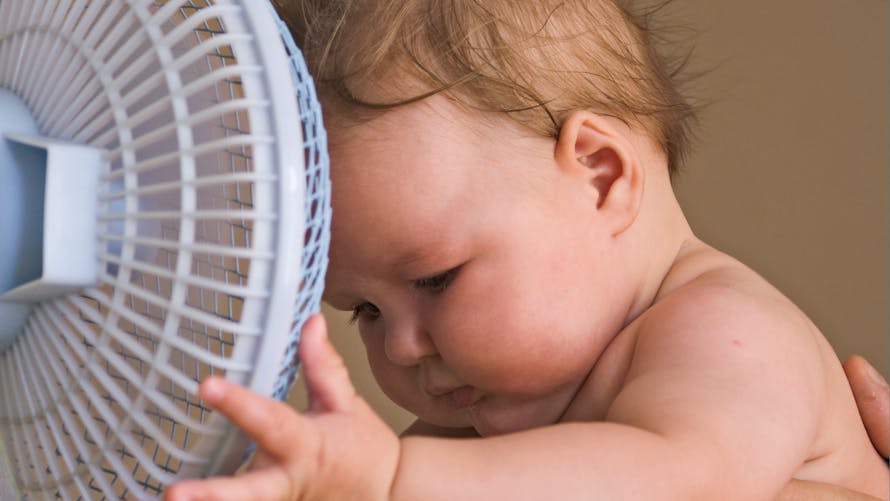 Bébé devant un ventilateur