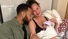 Chrissy Teigen : cinq mois après avoir accouché, elle annonce la naissance d’un quatrième enfant par mère porteuse