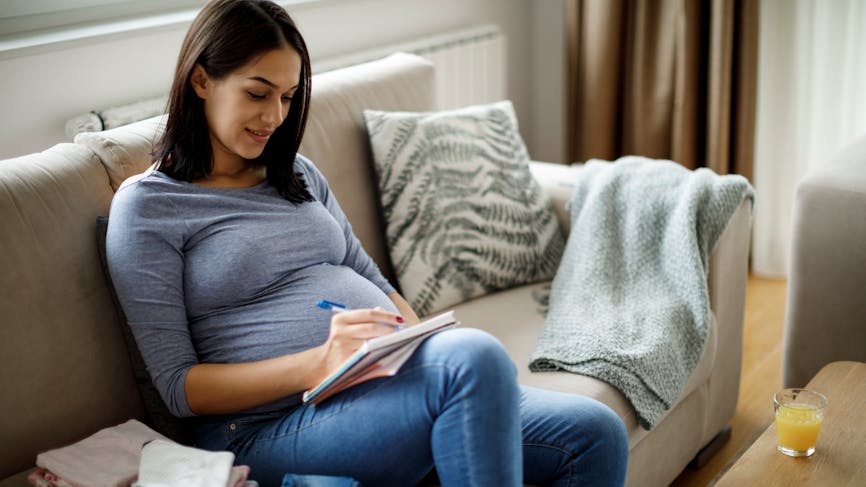 Femme enceinte rédige un projet de naissance