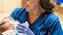 Une infirmière met au monde un bébé... qui deviendra 20 ans plus tard un membre de sa famille